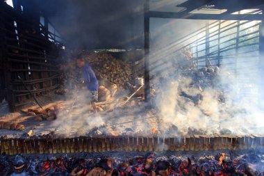 Chonburi - Nisan 19: hala yapmak Yakılan dolgulu malzemeler bambu tüpleri ile yaşlı kadın Tay tutmak için Hindistan cevizi kabuğu Nisan'da 19,2014 içinde Chonburi, Tayland Kültür.