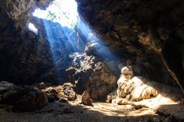 Sunbeam mağara khao luang dağ Phetchaburi Eyaleti, Tayland at. ortak konum