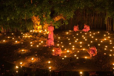Chiang Mai, Tayland - 11 Temmuz: Tanımlanamayan keşişler buddha heykeli Phan Tao Tapınağı'nda çok fener arasında etrafında Asalha Puja günde 11 Temmuz 2014 Chiang Mai, Tayland üzerinde meditasyon Tay.