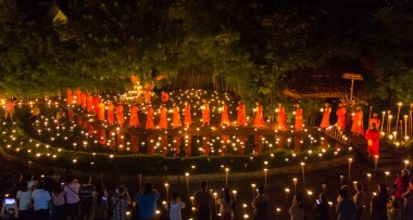 Chiang Mai, Tayland - 11 Temmuz: Tanımlanamayan keşişler buddha heykeli Phan Tao Tapınağı'nda çok fener arasında etrafında Asalha Puja günde 11 Temmuz 2014 Chiang Mai, Tayland üzerinde meditasyon Tay.