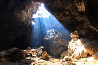 Sunbeam mağara khao luang dağ Phetchaburi Eyaleti, Tayland at. ortak konum
