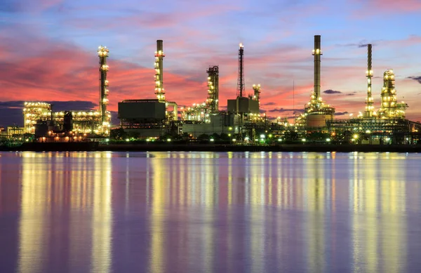 Refinaria de petróleo ao longo do rio ao anoitecer (Bangkok, Tailândia ) — Fotografia de Stock