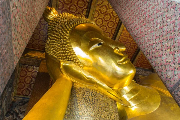 Kapatmak kadar altın yatan Buda heykeli, Wat Pho, Bangkok, Tayland — Stok fotoğraf