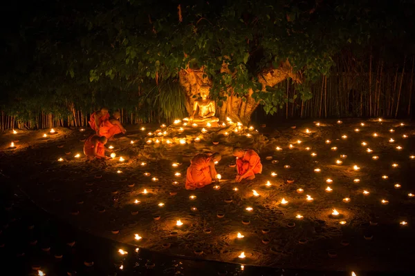 Chiang mai, thailand - 11. Juli: Unbekannte thailändische Mönche meditieren am 11. Juli 2014 in chiang mai, thailand um die Buddha-Statue zwischen vielen Laternen am Phan Tao Tempel in asalha puja. — Stockfoto