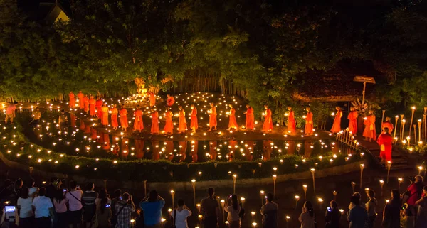 Chiang Mai, Tayland - 11 Temmuz: Tanımlanamayan keşişler buddha heykeli Phan Tao Tapınağı'nda çok fener arasında etrafında Asalha Puja günde 11 Temmuz 2014 Chiang Mai, Tayland üzerinde meditasyon Tay.