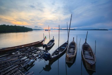 Balıkçı köyü ve güneş doğarken Samchong-tai, Phangnga, Tayland