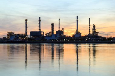 Petrol rafinerisi Nehri alacakaranlık zaman (Bangkok, Tayland)