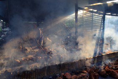 Chonburi - Nisan 19: bir adam hala yapmak Yakılan dolgulu malzemeler bambu tüpleri ile Tay tutmak için Hindistan cevizi kabuğu Nisan'da 19,2014 içinde Chonburi, Tayland kültür.