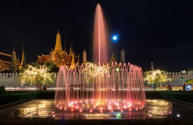 Çeşme gece ışığı landmark sanam luang, bangkok, Tayland