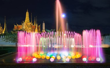 Çeşme gece ışığı landmark sanam luang, bangkok, Tayland