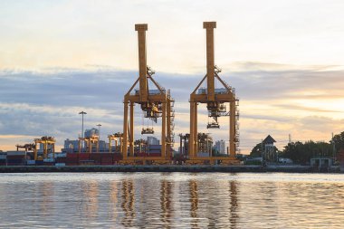 Köprü Tersanesi gündoğumu zaman lojistik ithalat ihracat arka plan için yükleme vinç çalışma 