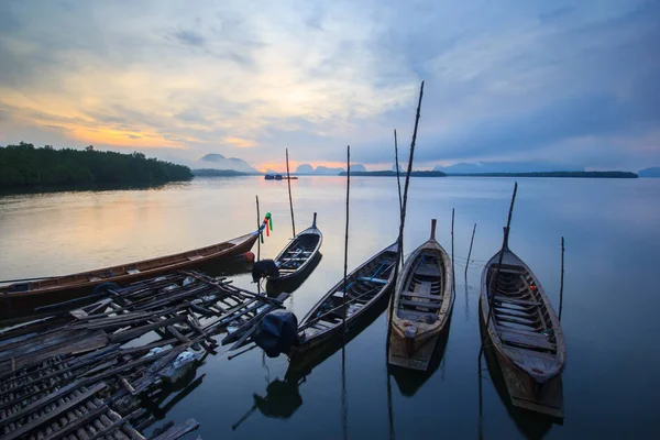 Wioska rybacka i wschód słońca w Samchong-tai, Phangnga, Tajlandia — Zdjęcie stockowe