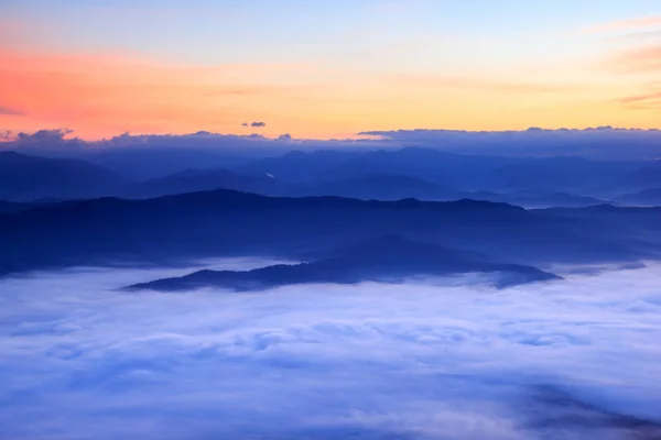 Слой гор в тумане на восходе солнца — стоковое фото