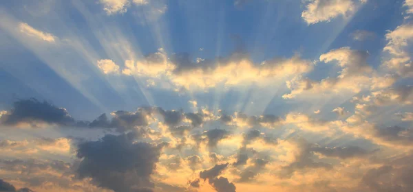 Panorama do céu do nascer do sol e nuvens dramáticas — Fotografia de Stock