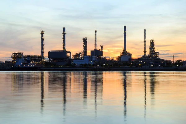 Refinería de petróleo a lo largo del río al atardecer (Bangkok, Tailandia ) —  Fotos de Stock