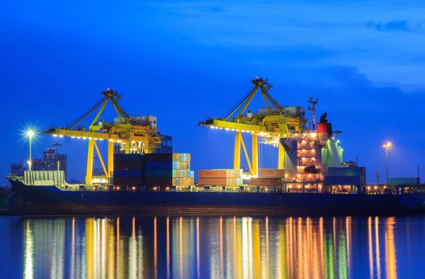kap kargo yük gemi için lojistik ithalat ihracat geçmiş alacakaranlıkta Tersanesi Köprüsü yükleme çalışma crane ile