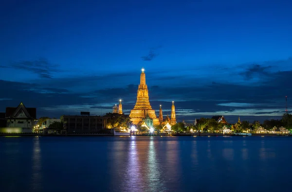 Atmósfera templo tailandés en el crepúsculo — Foto de Stock