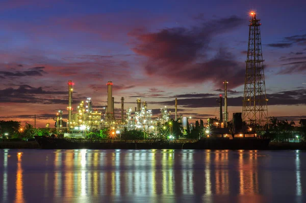 Petrol rafinerisi Nehri alacakaranlıkta (Bangkok, Tayland)