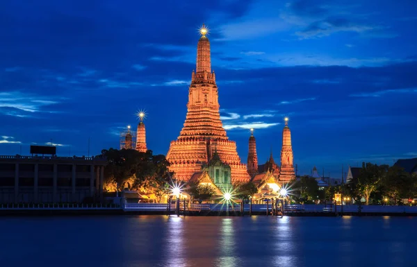 Thailändischer Tempel in der Nacht — Stockfoto