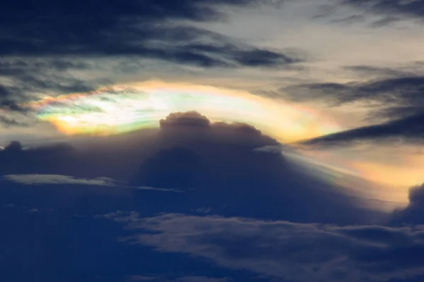 Skimrande pileus cloud (irisation moln, Mother-of-Pearls moln, regnbåge moln) den vackra naturliga fenomenet. — Stockfoto