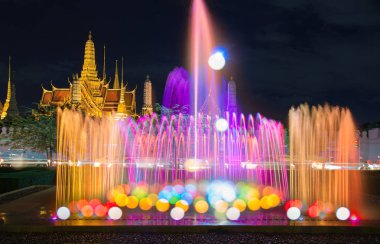 Çeşme gece ışığı landmark sanam luang, bangkok, Tayland