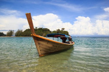 Balıkçı köyü ve güneş günü saat Ranong, Tayland