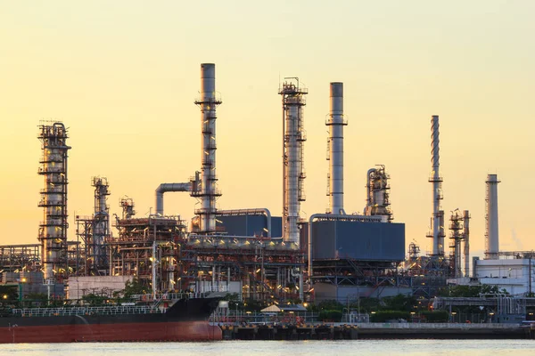 Fábrica de refinería de petróleo por la mañana — Foto de Stock