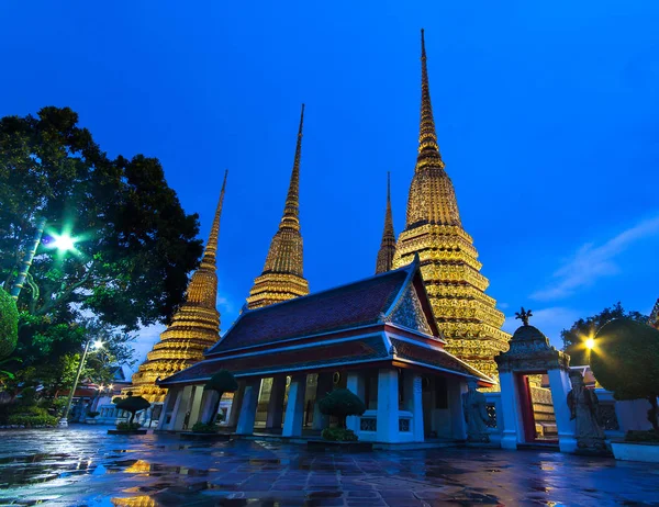 Ват Пхо, Бангкок, Таиланд. Также известный как Ват Пхра Четуфон, "Ват" означает храм на тайском языке. Храм является одним из самых известных туристических мест Бангкока. Храм имеет свое происхождение начиная с 1788 года. . — стоковое фото