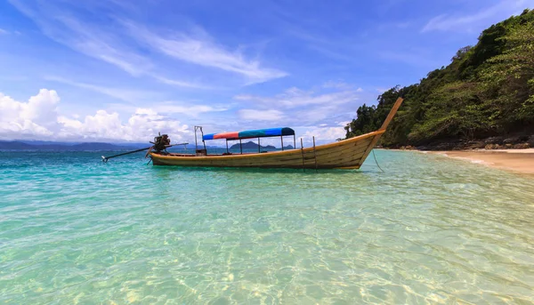 El barco pescador flota en el mar azul con la playa de arena blanca y el cielo azul hermoso. Isla de Kangkao . — Foto de Stock