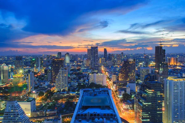 Widok z lotu ptaka panoramę Bangkoku na zachód słońca, kolorowe chmury i wieżowce midtown Bangkok. — Zdjęcie stockowe