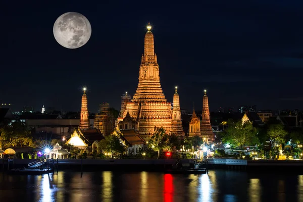 Atmosfera templo tailandês em tempo escuro com lua cheia — Fotografia de Stock