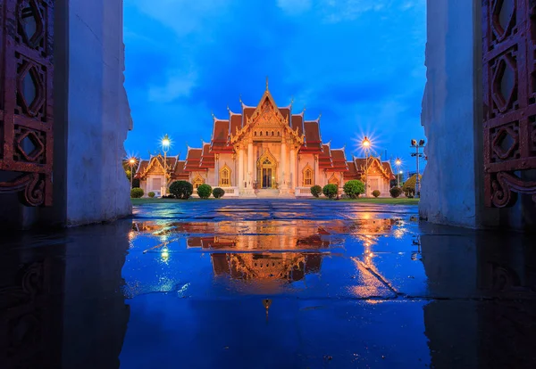 Wat benchamabophit in bangkok bei Dämmerung mit Reflexion im Wasser — Stockfoto