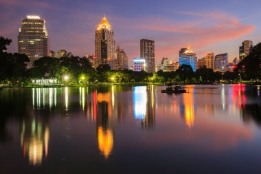 Bir park iş bölgesi cityscape zamanla Twilight Lumpini Park, Bangkok, Tayland, Thailand