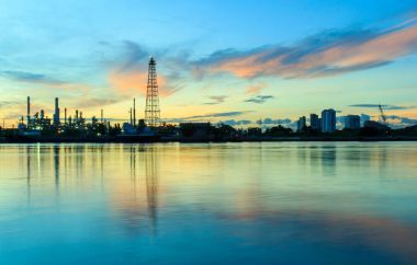 Petrol rafineri ve çevresindeki topluluklar alacakaranlık, Chao Phraya Nehri, Tayland