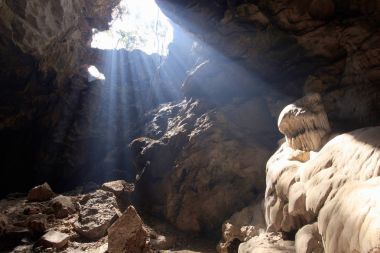 Sunbeam mağara khao luang dağ Phetchaburi il Tayland at. ortak konum