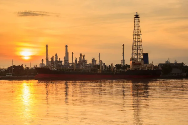 Silueta de refinería de petróleo a lo largo del río al amanecer (Bangkok, Tailandia ) — Foto de Stock