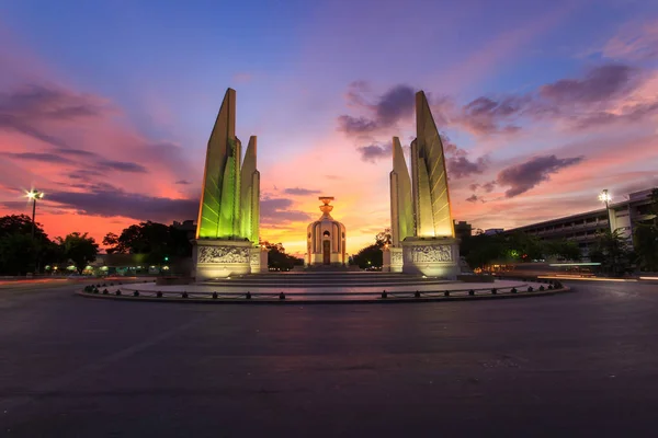 Şu anda demokrasi anıtın günbatımı zamanı (Bangkok, Tayland) — Stok fotoğraf