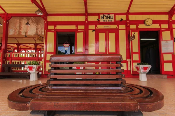 Vieille chaise en bois à la gare de Hua Hin, est un lieu célèbre, Thaïlande . — Photo
