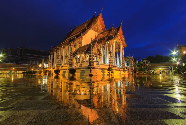 Temple in bangkok wat suthat at twilight time and reflection later raining, Thailand — стоковое фото