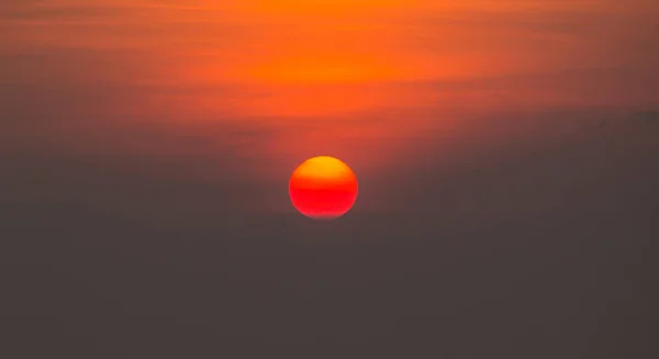 Schöne große Sonne bei Sonnenuntergang — Stockfoto