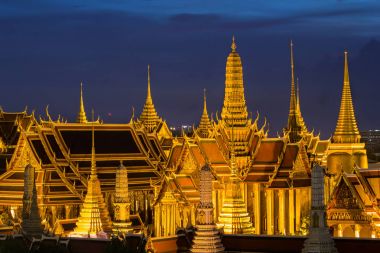 Emerald Buddha Tapınağı alacakaranlıkta güzellik. Altın ışık yakalamak tapınağın süre ve. Bu, önemli bir Budist tapınağı Tayland ve ünlü turistik varış noktası değil.