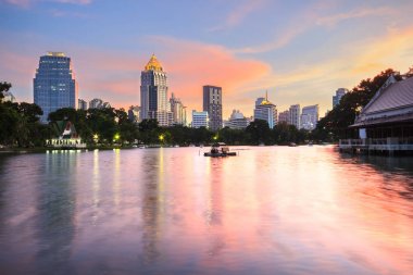 Bir park iş bölgesi cityscape zamanla Twilight Lumpini Park, Bangkok, Tayland, Thailand