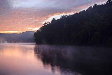 Pang-ung, güneş doğarken çam ormanı park, Mae Hong Son, Tayland, Thailand, kuzeyinde sıcak sesi düzenleme