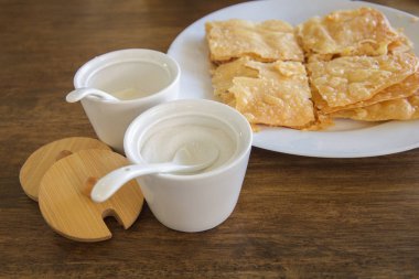 gevrek gözleme adlı - roti-, kızarmış ekmek tereyağı ve yumurta ile