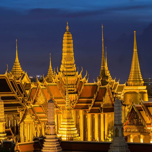 Piękno świątyni Szmaragdowego Buddy w zmierzchu. I podczas gdy złoto świątynia zaraźliwy światło. Jest to ważne buddyjskiej świątyni w Tajlandii i słynnego kurortu. — Zdjęcie stockowe