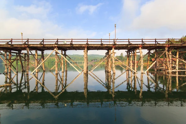 The old wooden bridge collapse Bridge across the river and Wood bridge (Mon bridge) at sangklaburi, kanchanaburi, Province Asia thThailand — стоковое фото