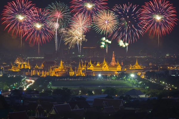 Gran palacio en el crepúsculo con fuegos artificiales de colores (Bangkok, Tailandia ) — Foto de Stock