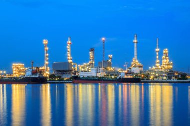 Petrol rafinerisi siluet Nehri gündoğumu zaman (Bangkok, Tayland)
