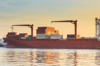 Konteyner kargo yük gemisi çalışma vinç köprü Tersanesi gündoğumu anda yükleme için lojistik ithalat ile ihracat ve petrol rafinerisi Fabrika arka plan