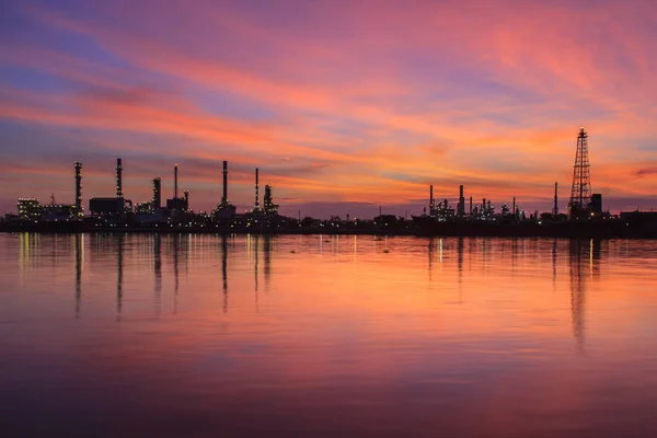 Sylwetka rafinerii ropy naftowej wzdłuż rzeki w czasie Wschodu (Bangkok, Tajlandia) — Zdjęcie stockowe